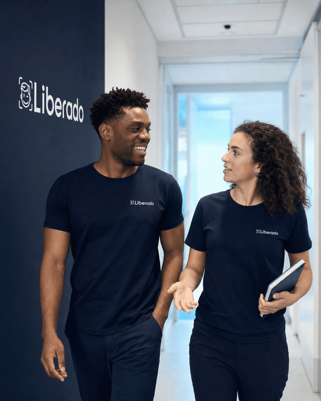 Equipe Liberado caminhando pelo escritório
